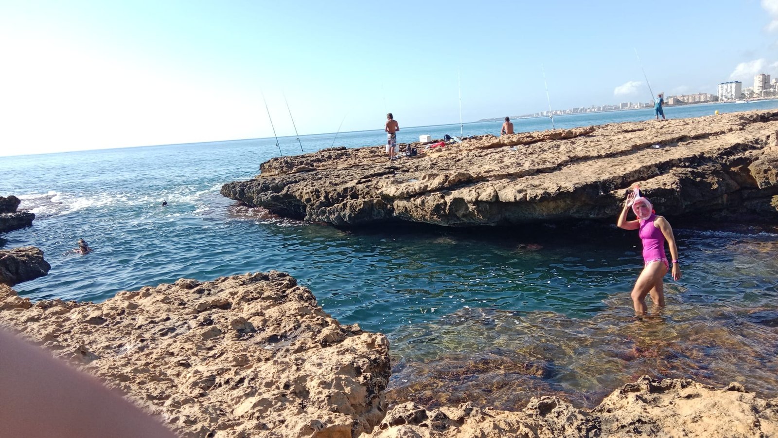 Snorkel entre rocas en una cala