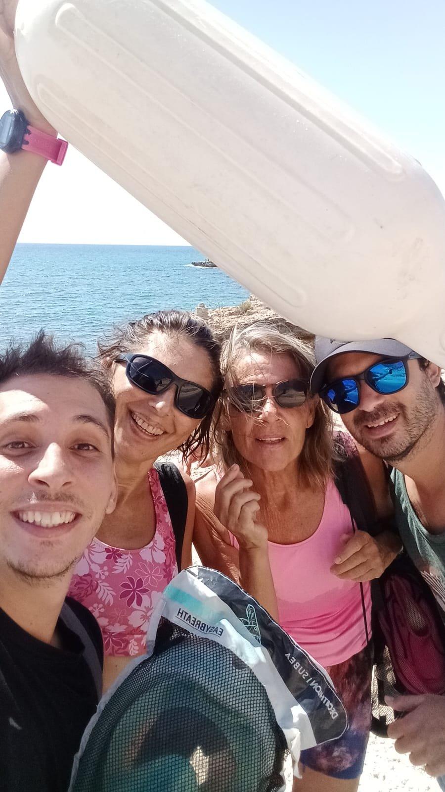 Selfie del grupo con una boya