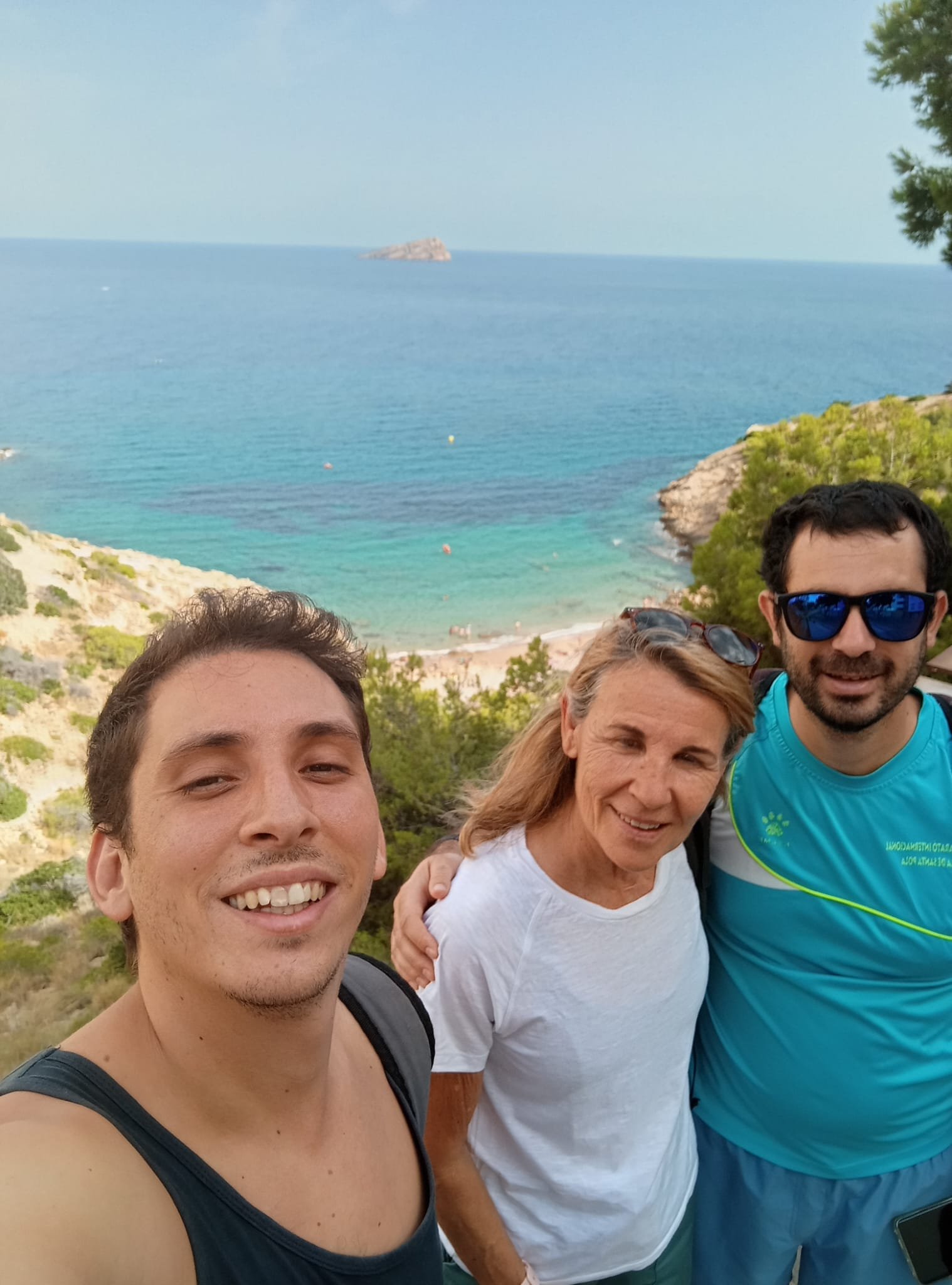 Selfie del grupo sobre una cala